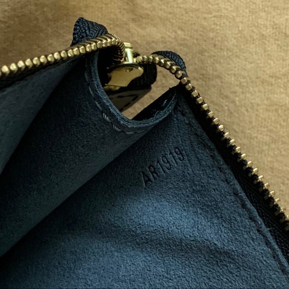 [SOLD] Louis Vuitton Epi black leather pochette - Picture 12 of 12